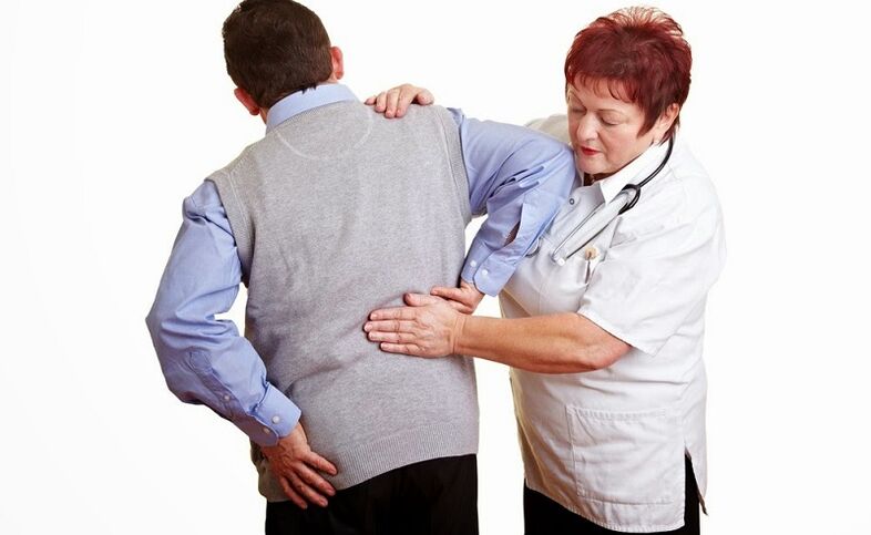esame del paziente da parte di un medico per il mal di schiena