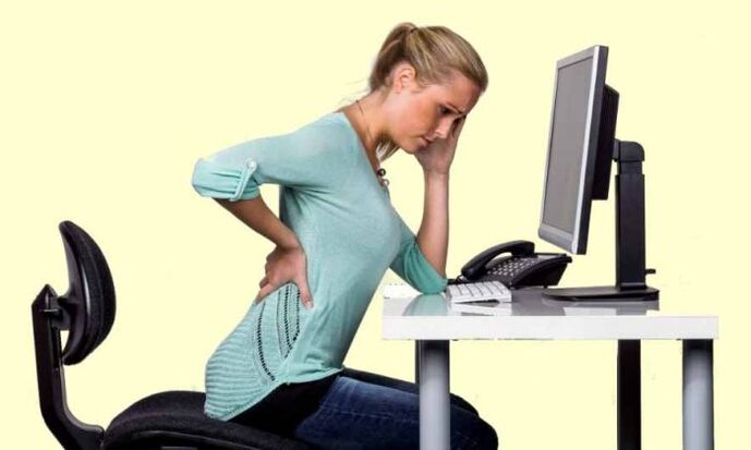 Lavorare a un computer di educazione dell'osteocondosi