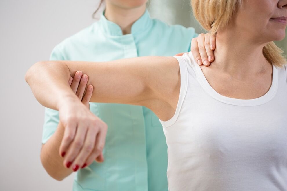 Esame da un medico con osteocondosi cervicale