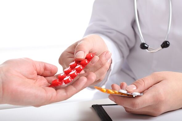 il medico prescrive farmaci per trattare l'osteocondrosi cervicale